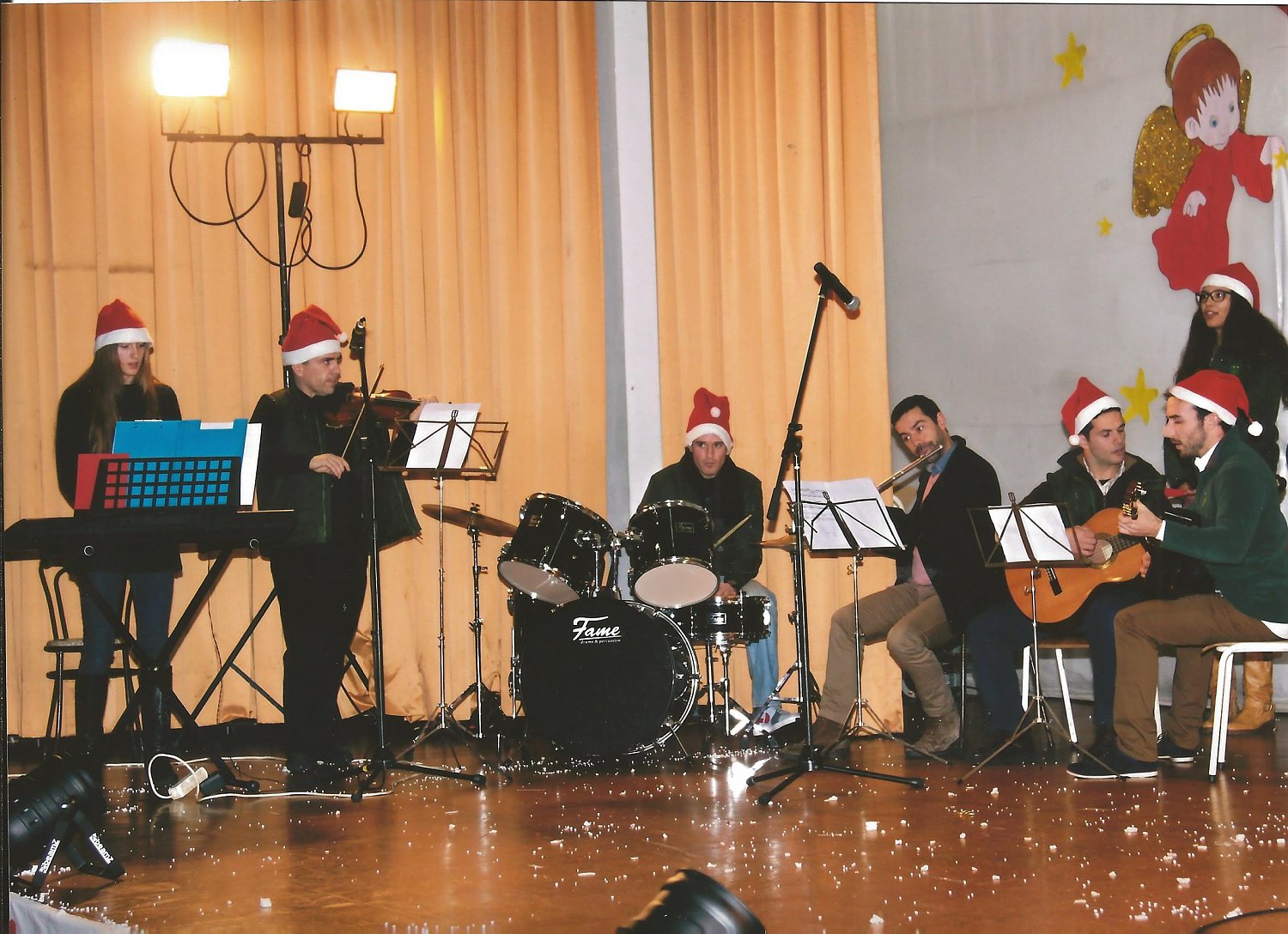aulas-de-instrumentos-violino-guitarra-piano-bateria-g-concerto-de-natal-2014-3-59