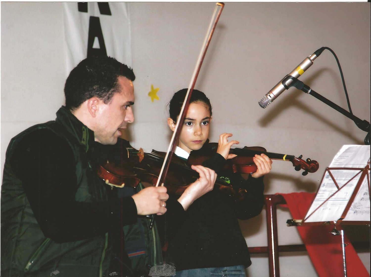 aulas-de-instrumentos-violino-guitarra-piano-bateria-g-concerto-de-natal-2014-59